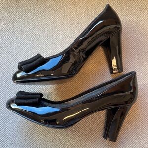 Bandolino Glossy Black Heels with Suede Bow